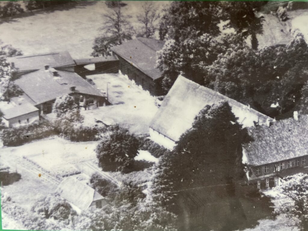 Haus- & Hofgeschichten 1 ein Schwarz-weiß Bild der Hofstelle von Hof Dannwisch vor 1950