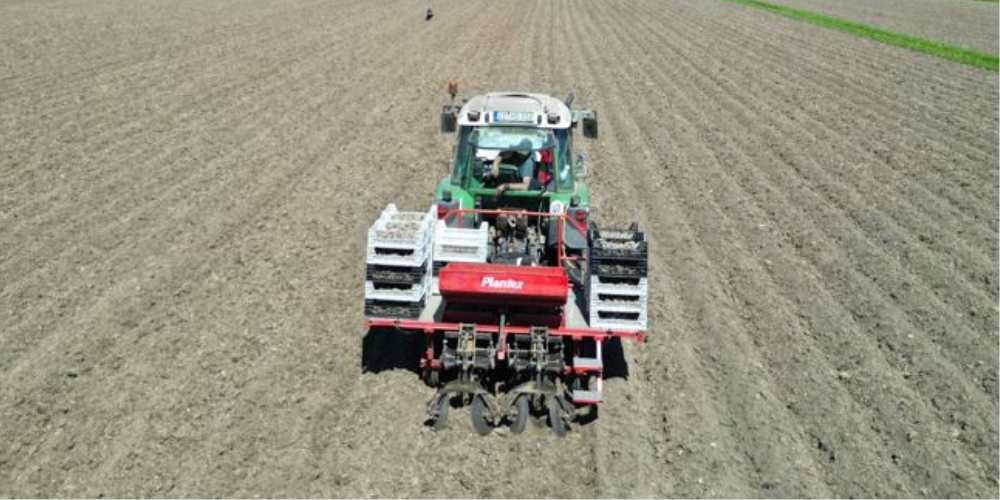 Solawi - Erntebrief KW 16 20 Kartoffelpflanzmaschine auf dem Acker